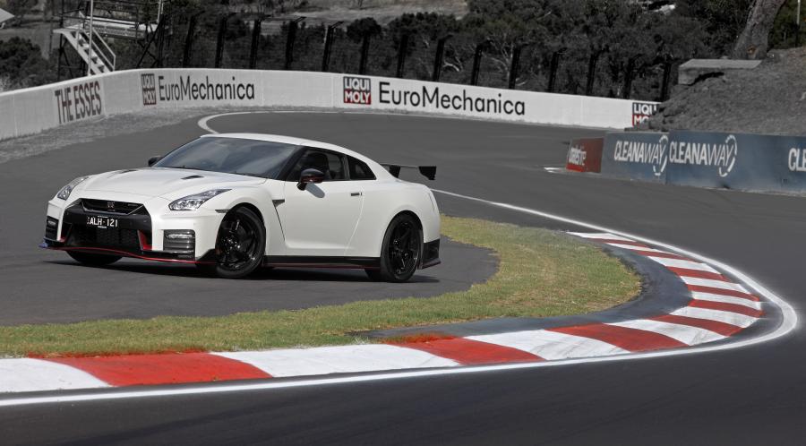  Nissan GT-R Nismo 2017 года  (AU) (фото 9 из 34)